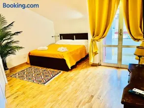 Yellow House - Image 5