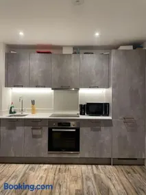 Modern 1 bed Flat- 20mins from Central London - Image 2