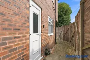 Spacious Family House Near Old Trafford, Manchester - Image 5