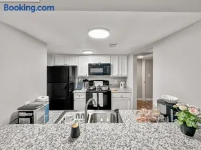 Comfy 1BR 1BA Retreat Near Dallas North Tollway - Image 1