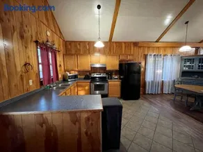 Romantic Luxury Cabin with Jacuzzi Whirlpool & Pond View Near Zwolle, Louisiana - Image 2