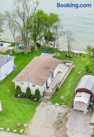 Lakefront Lake Erie with Amazing sunset Views 3BR Pet Friendly 1 HR from Hamilton and Niagara - Image 1