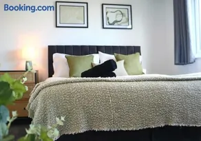 Five bedroom house with parking - Image 4