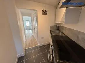 Modern & Cozy Gem - 10min to City Center - Parking - Image 4