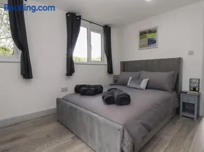 The Cabin - Private Car Park with CCTV - Fast WiFi - Peaceful Retreat with Views for Business or Couples - Image 1