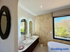 Exceptional villa Pool and Jacuzzi Close to Lake - Image 3