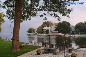 Lakeside Luxury Retreat: Waterfront near Green Bay - Image 1