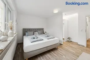 Super gelegene moderne Wohnung mit Garage in der Nähe des Badestrandes - Image 2