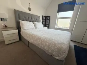 One Bed Flat Close to Station & River - Image 2