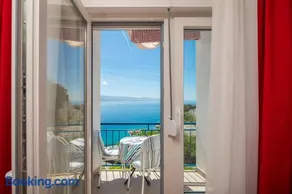 Caleta Seaview Suites - Pool & Jacuzzi - Image 1