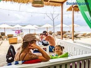 Zipp Bar Restaurant & Bungalows - Image 5