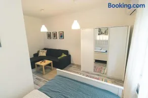 Newly adapted Studio 88 with free parking - Image 3