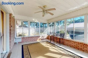 Inviting dog-friendly home with pool hot tub enclosed yard & WD - Image 3