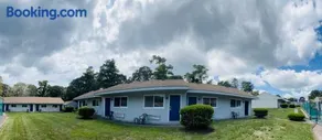 Captain's Lodge Motel - Image 1