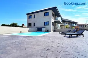 Apartamentos con piscina frente a la Playa de Paxariñas - Image 3