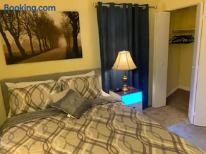 Townhouse with High Speed WiFi & Free Parking - Image 1