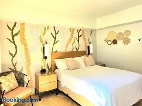 Ocean View Room at Ala Moana Hotel- Fees include - Image 4