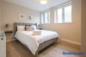 Central 2nd Floor Stylish 2-Bed Apartment - Image 2