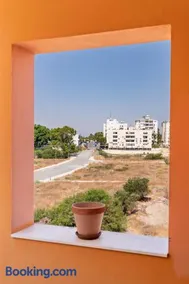 Mirabella Mackenzie 1 Bedroom Flat Near the Sea - Image 3