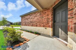 New Modern Comfort, 4 bed, 2 bath - Image 3