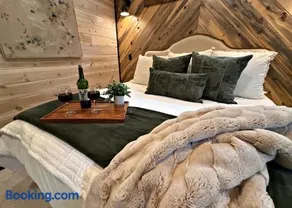 NEW Woodland Escape with Spa & Fire pit - Sleeps 4 - Image 3