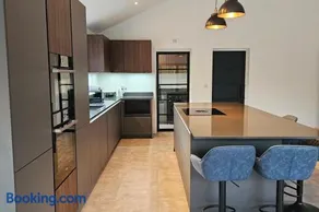 Luxury 12-person Kent Group Retreat - Image 4