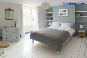 Lovely 4 bed house 200m from the beach - Image 4