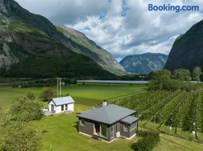 Jordeplegarden holiday home - Part of a farm - Two buildings - Close to Flåm - Image 3