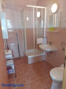 Azur & Smaragd Apartmanház - Image 3