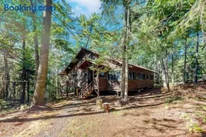 Stunning log cabin with fireplace & nature views - near shopping & dining - Image 1
