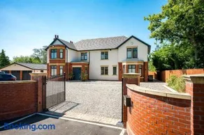 Luxurious Villa Retreat in Wilmslow - Image 4