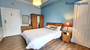 Spacious Victorian Apartment in Edinburgh City - Image 5