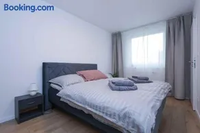 Modern Apartment near Lake & Free parking & Easy City Access - Image 2