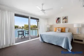 Driftwood 6 Private Beach Stay - Image 3