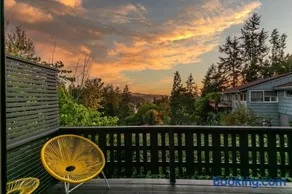 3 min to UO with amazing views! Central to all! - Image 5
