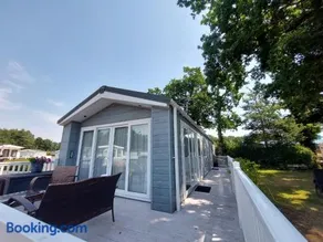 Tulip Lodge at Oakdene - Passes included free! - Image 1