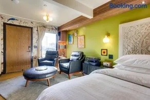 The Sun King at The Louie Boutique Motel, Walk to Everything! Dog Friendly! - Image 4