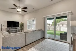 Charming Ozark Abode w/ Yard & Pool Access - Image 3