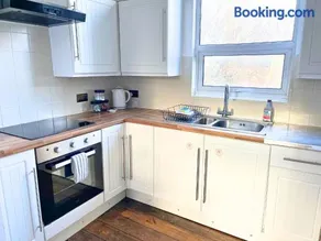 4 Bed House - Sleeps 7 - Free Parking - Image 3