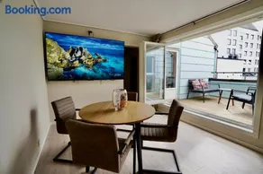 Sentralt i rolig bygård, med heis, egen, veranda & 85" Smart TV - Image 2