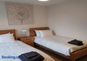 Comfortable 4BR stay in Bourne, Free Parking, Sleeps 7, Families & Contractors Welcome - Image 3