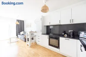 Deluxe Apartment with garden! Free Garage Parking included! Near SCS & Industry Center NÖ - Image 1