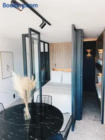 Wonderful architect designed flat with sea view - Image 5