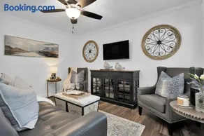 Charming Cottage on 7 acres with Pond - Image 4
