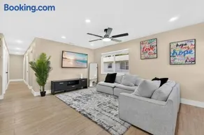 Modern Miami Stay Sleeps 6 Walk to Wynwood - Image 1