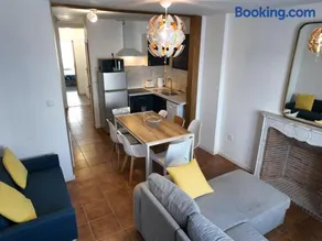 Grand appartement de ville avec 2 places de parking privées intérieur - Image 1