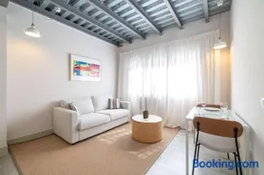 Bright Ground Floor Apt - 700m to Beach - Image 3
