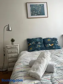 Bright Bedroom 15 min to Paris Center with 5 mins walk to metro railway RER B - Image 2