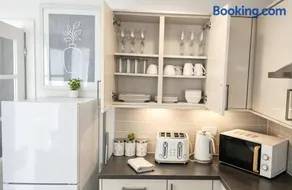 House - Sleeps 6 - Parking - Image 1