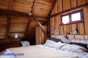 Wooden love nest - Image 1